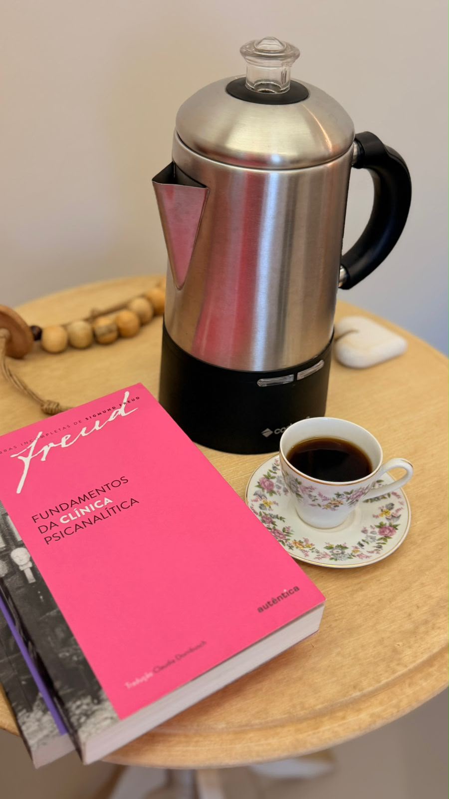Detalhe do consultório com café e livro de psicanálise