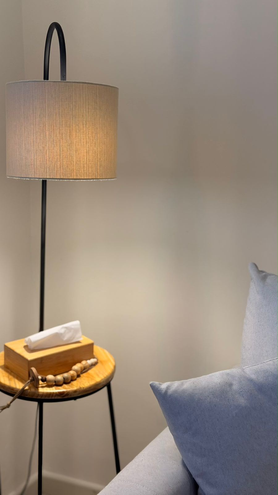 Detalhe acolhedor do consultório com luminária